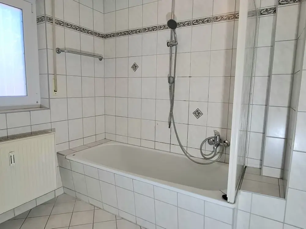 Großzügige 4-Zimmer-Wohnung mit Balkon, Garten und Bergblick