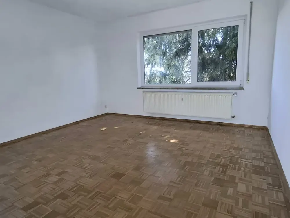 Großzügige 4-Zimmer-Wohnung mit Balkon, Garten und Bergblick