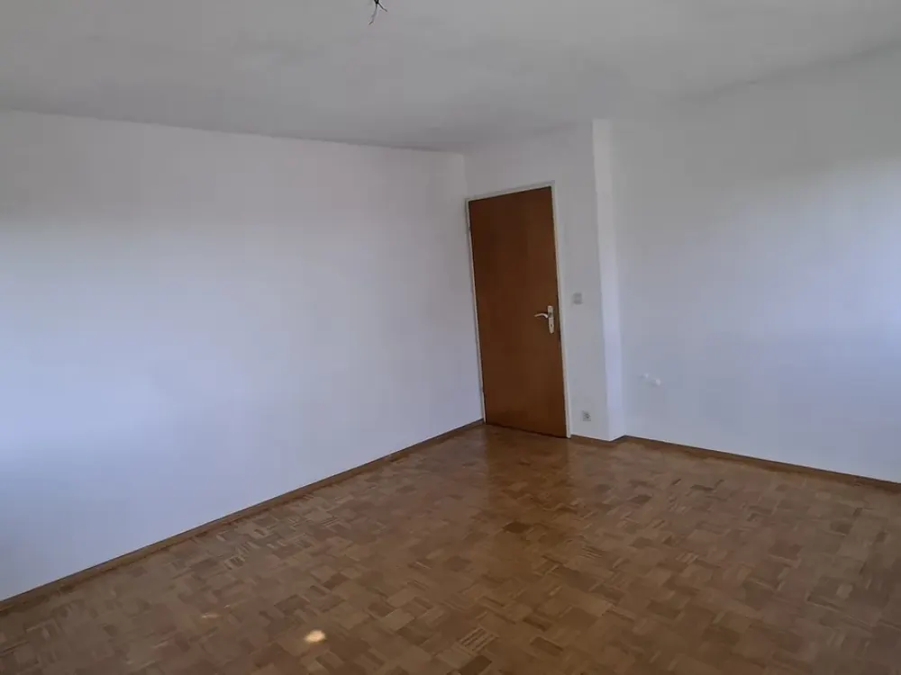 Großzügige 4-Zimmer-Wohnung mit Balkon, Garten und Bergblick