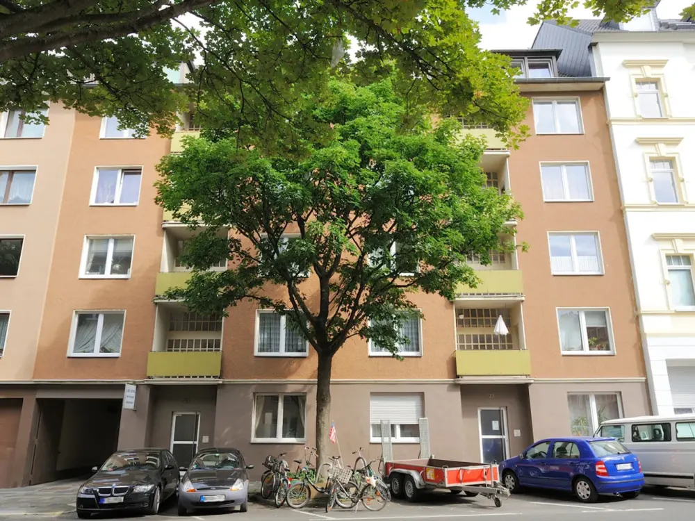 Living in the trendy Pempelfort district - well-maintained 2-room apartment with 2 balconies - ideal for singles & couples