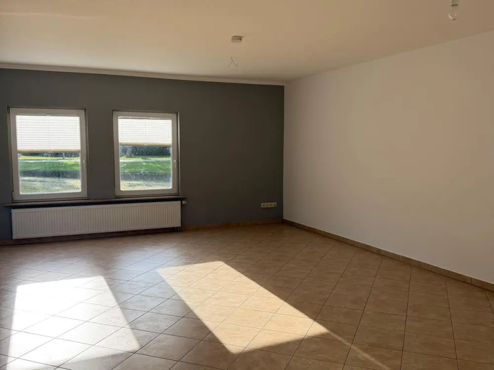 Schöne 3-Raum-Wohnung mit kleinem Garten, Stellplatz und EBK