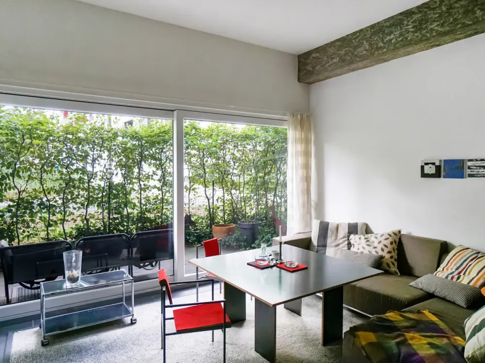 Möbliertes Studio-Apartment mit bodentiefen Fenstern und Terrasse