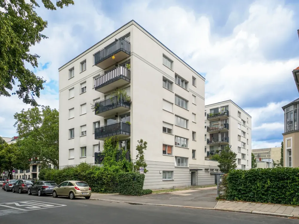 Möbliertes Studio-Apartment mit bodentiefen Fenstern und Terrasse