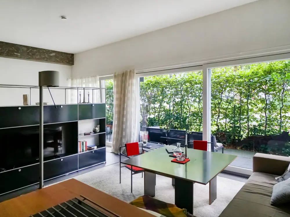 Möbliertes Studio-Apartment mit bodentiefen Fenstern und Terrasse