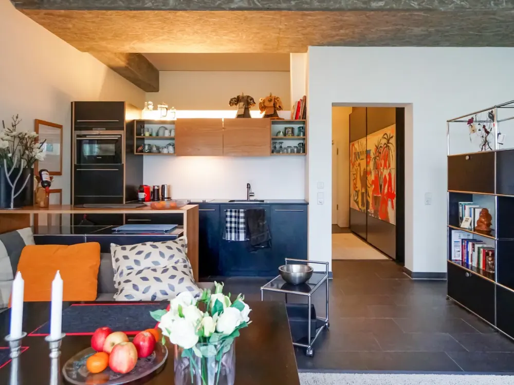 Möbliertes Studio-Apartment mit bodentiefen Fenstern und Terrasse