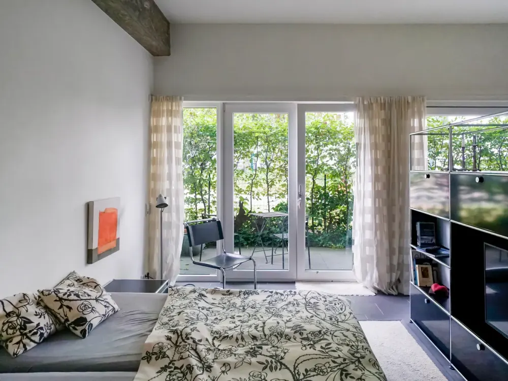 Möbliertes Studio-Apartment mit bodentiefen Fenstern und Terrasse