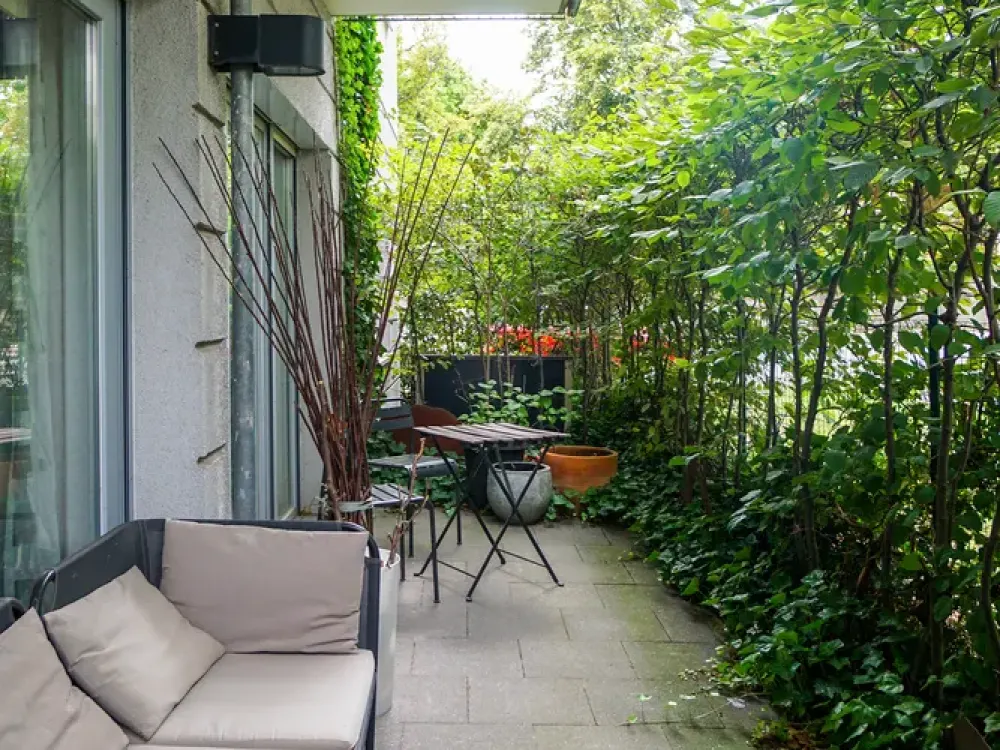 Möbliertes Studio-Apartment mit bodentiefen Fenstern und Terrasse