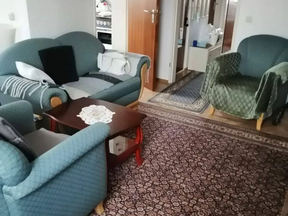 2 Zimmer Wohnung mit Balkon - U-Bahn vor der Haustüre