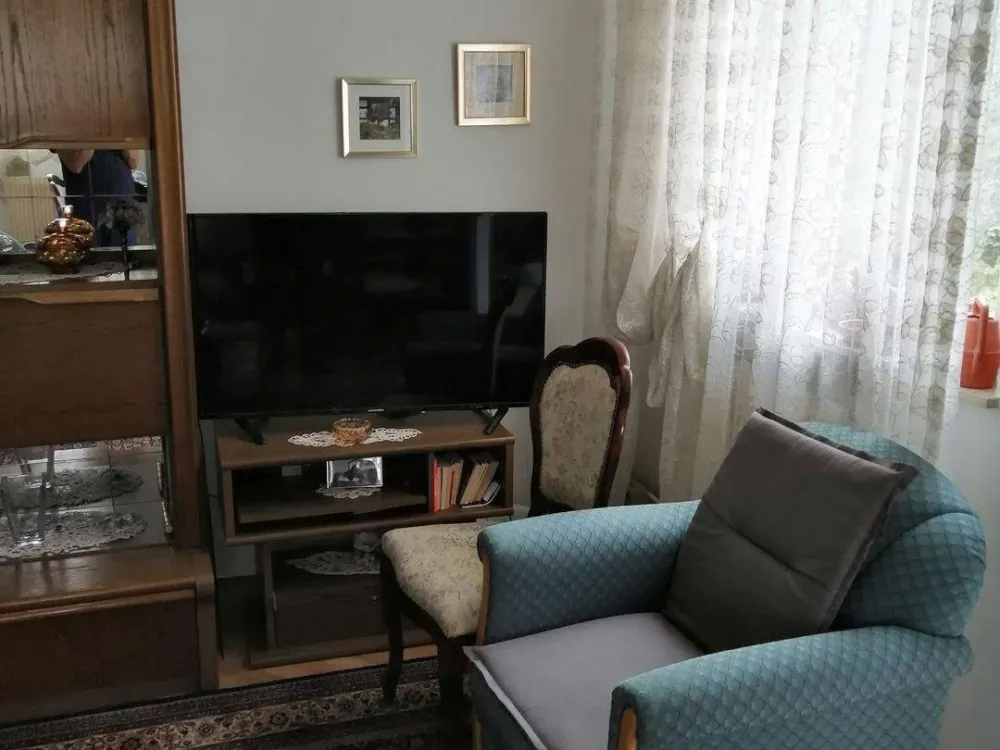 2 Zimmer Wohnung mit Balkon - U-Bahn vor der Haustüre
