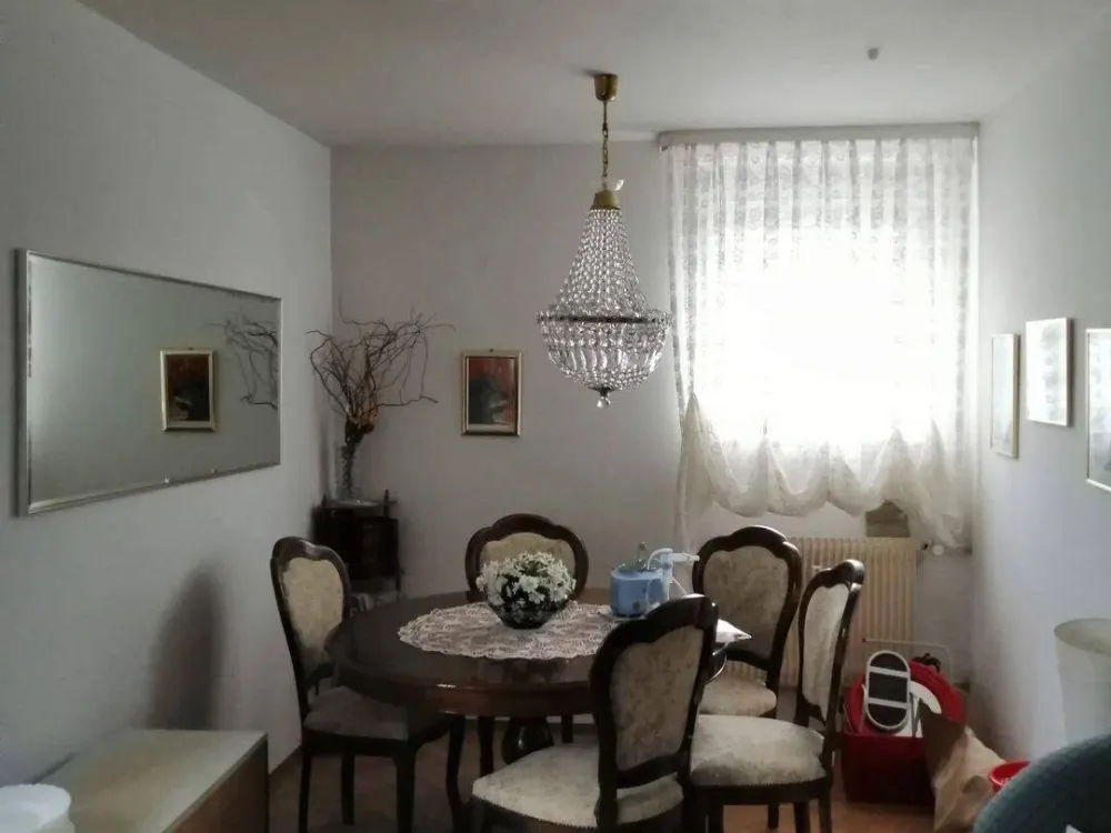 2 Zimmer Wohnung mit Balkon - U-Bahn vor der Haustüre