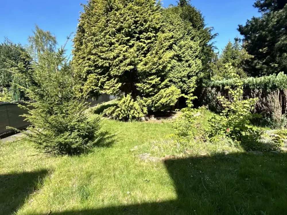 Exklusives Wohnen auf zwei Ebenen, Erstbezug nach Kernsanierung mit Garten und Homeoffice- Bereich