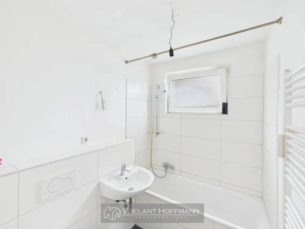 Sunny 2-Room Apartment on Upper Floor in Norderstedt for Rent!