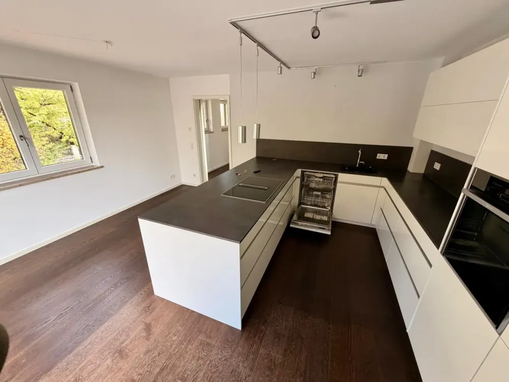 neu renovierte 2,5-3,5 Zimmer DG Maisonettewhg. mit 2 Balkonen in bevorzugter Lage von Oberhaching
