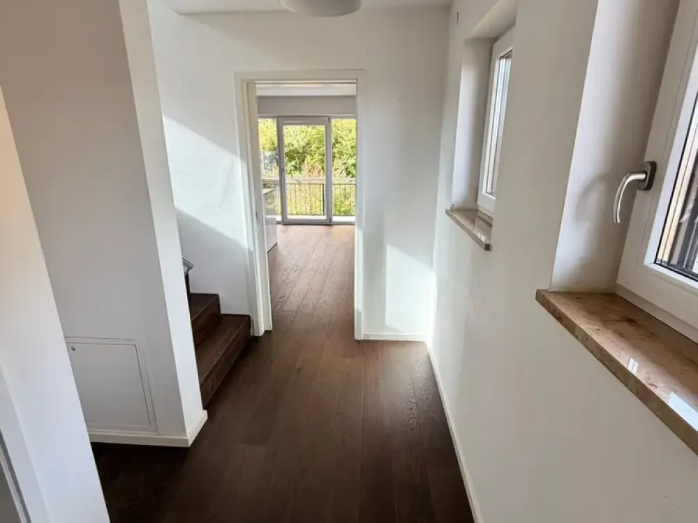 neu renovierte 2,5-3,5 Zimmer DG Maisonettewhg. mit 2 Balkonen in bevorzugter Lage von Oberhaching