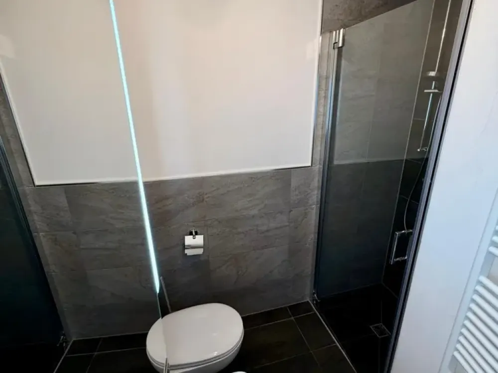 neu renovierte 2,5-3,5 Zimmer DG Maisonettewhg. mit 2 Balkonen in bevorzugter Lage von Oberhaching