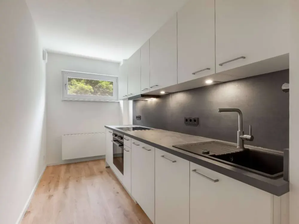 Rundum-Sorglos-Paket auf 53 m²: 2-Zi.-Whg. mit Einbauküche, Balkon und Parkplatz