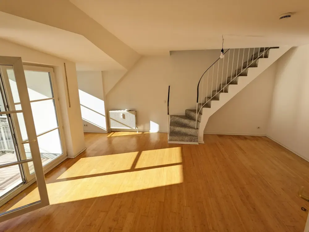 Geschmackvolle DG-Maisonette-Wohnung,offene Galerie mit 2 Zimmern, Balkon und EBK in MÜ-Nymphenburg