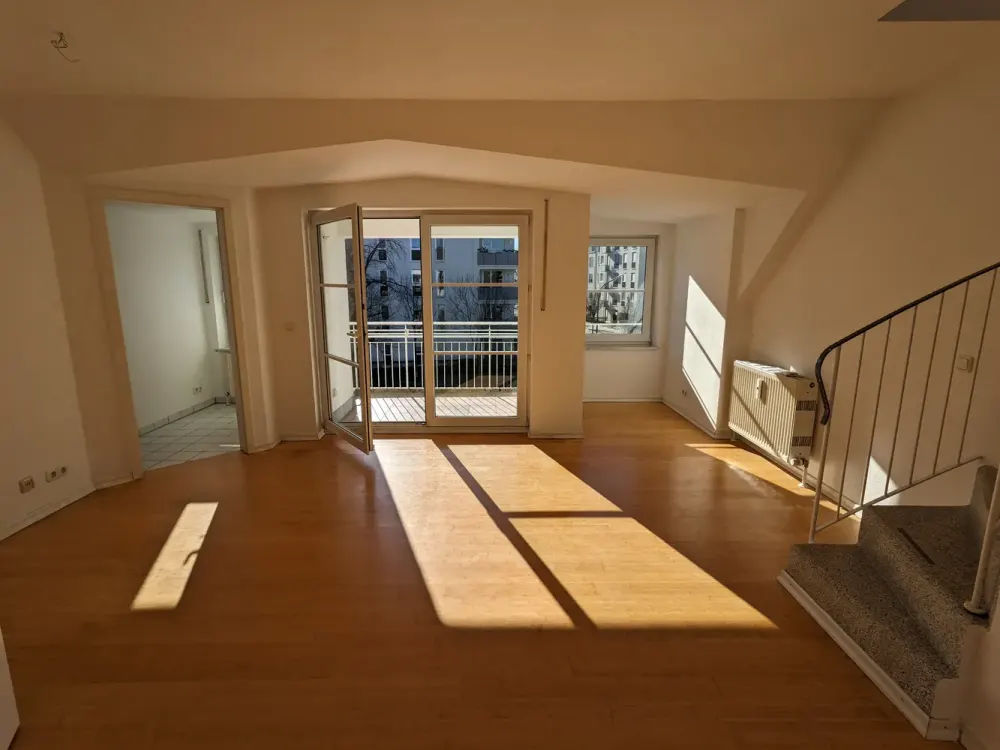 Geschmackvolle DG-Maisonette-Wohnung,offene Galerie mit 2 Zimmern, Balkon und EBK in MÜ-Nymphenburg