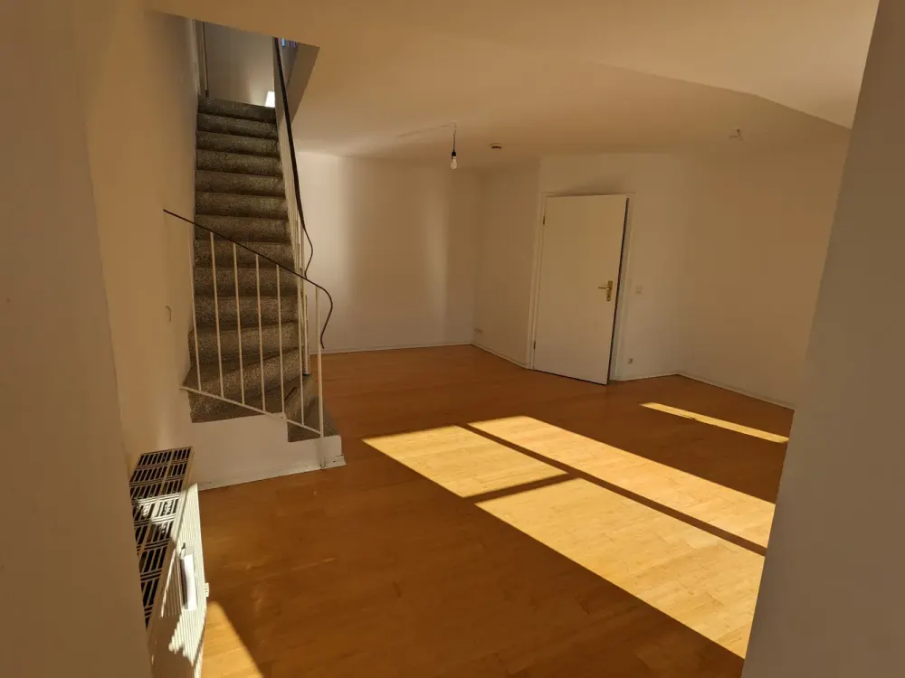 Geschmackvolle DG-Maisonette-Wohnung,offene Galerie mit 2 Zimmern, Balkon und EBK in MÜ-Nymphenburg