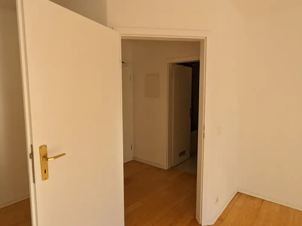 Geschmackvolle DG-Maisonette-Wohnung,offene Galerie mit 2 Zimmern, Balkon und EBK in MÜ-Nymphenburg