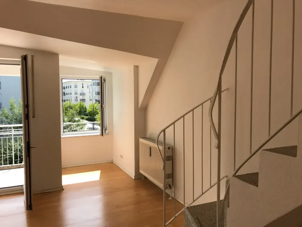 Geschmackvolle DG-Maisonette-Wohnung,offene Galerie mit 2 Zimmern, Balkon und EBK in MÜ-Nymphenburg
