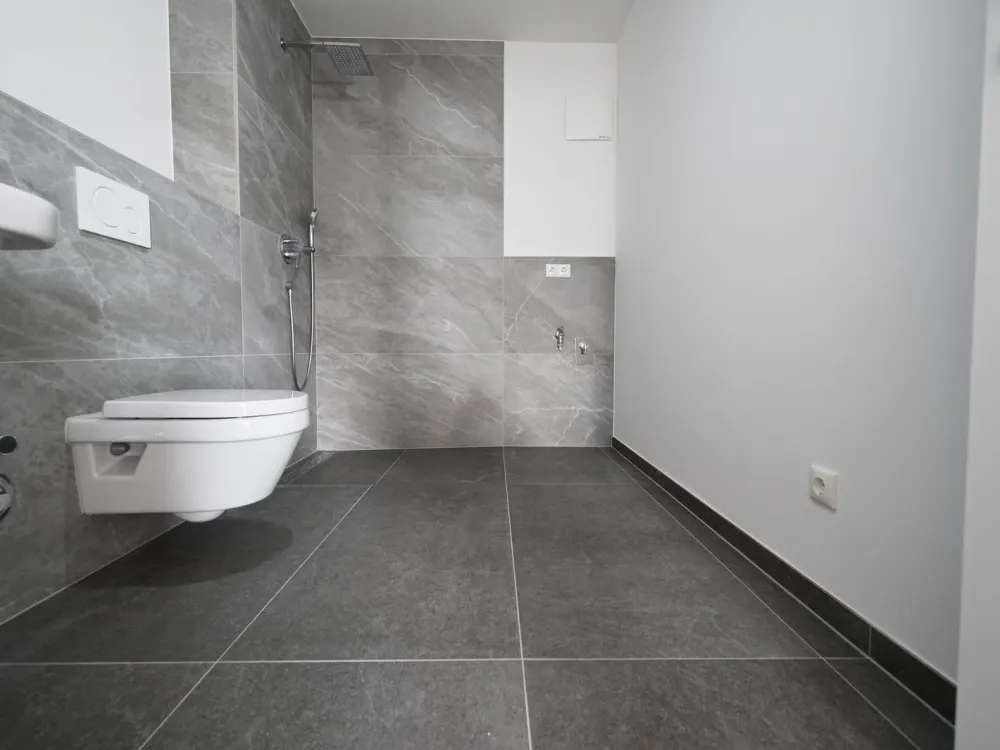 Neubau - Erstbezug geräumige 2 ZKB Balkon + Abstellraum