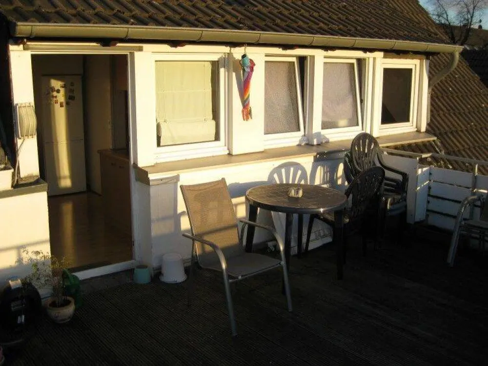 Bright spacious 2-room apartment with 23 sqm roof terrace (southwest) in a quiet 4-family house