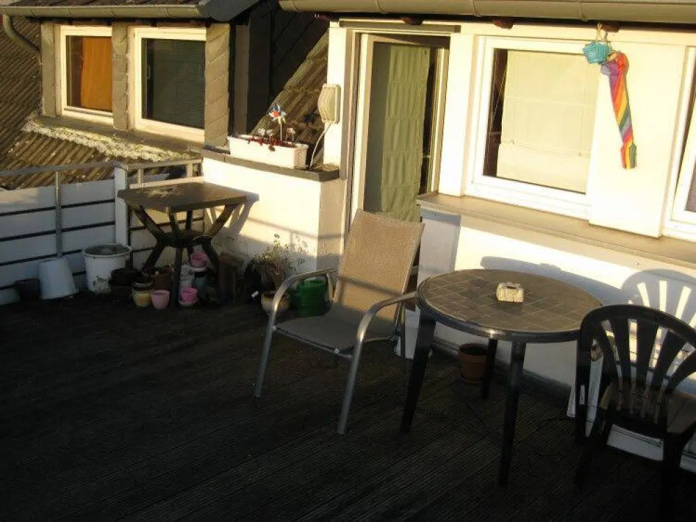 Bright spacious 2-room apartment with 23 sqm roof terrace (southwest) in a quiet 4-family house