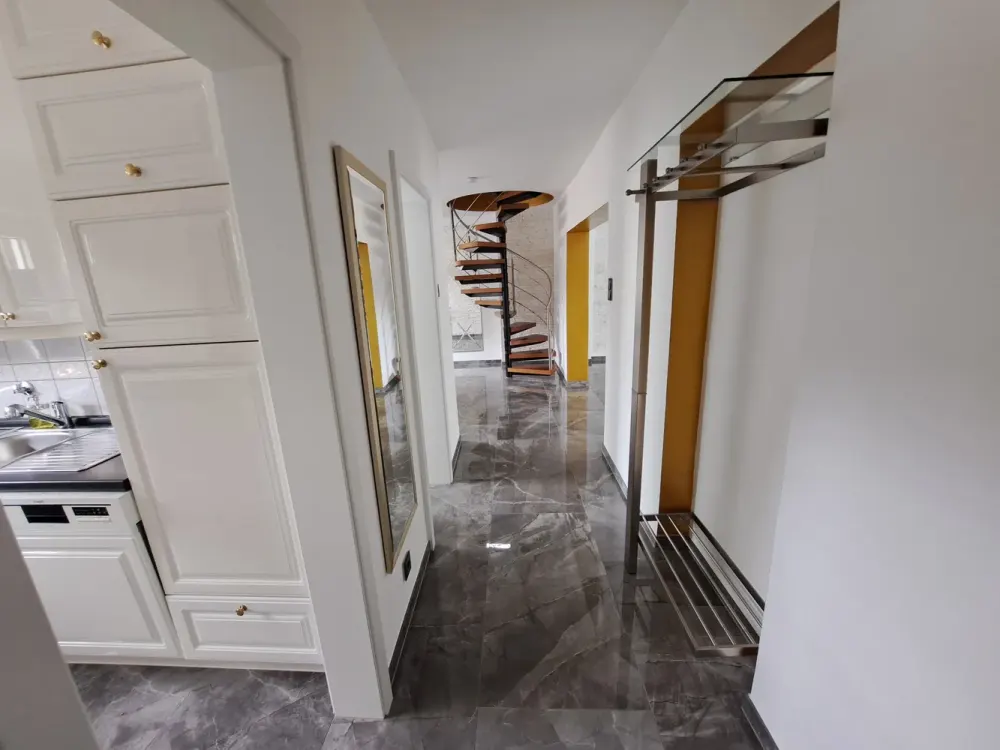 Komplett renovierte Wohnung mit Dachterrasse u. Wintergarten auf 2 Ebenenzu vermieten