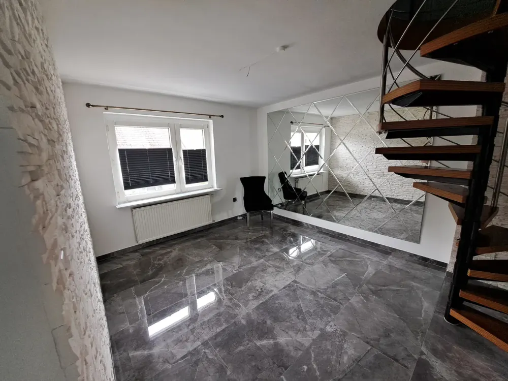 Komplett renovierte Wohnung mit Dachterrasse u. Wintergarten auf 2 Ebenenzu vermieten