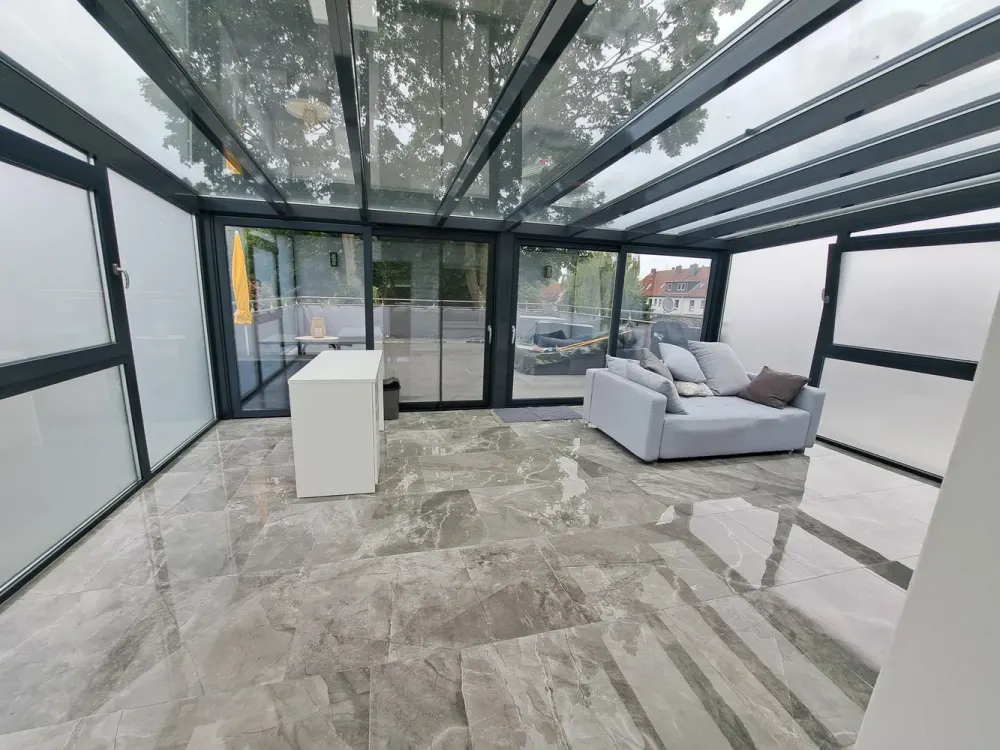 Komplett renovierte Wohnung mit Dachterrasse u. Wintergarten auf 2 Ebenenzu vermieten
