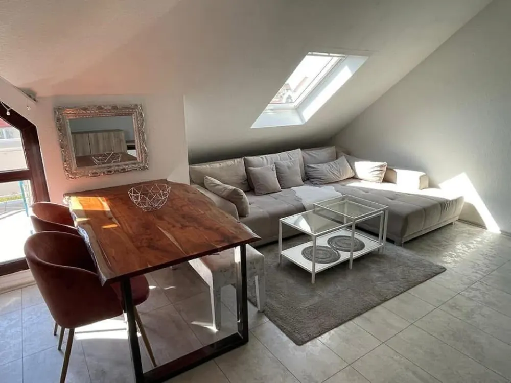Stilvoll möblierte 2-Zimmer-Dachgeschosswohnung