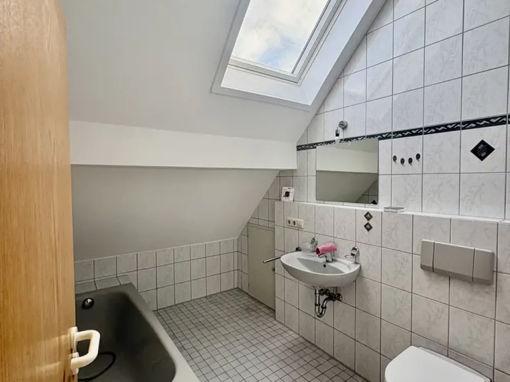 Schicke 2 Zimmer Dachgeschosswohnung mit Balkon