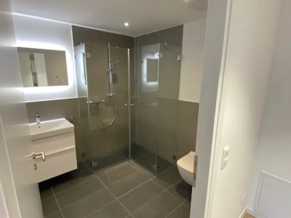 Exklusive und seniorengerechte 2 ½ -Zimmer-Whg mit Balkon und hochwertiger Einbauküche in SG Wald