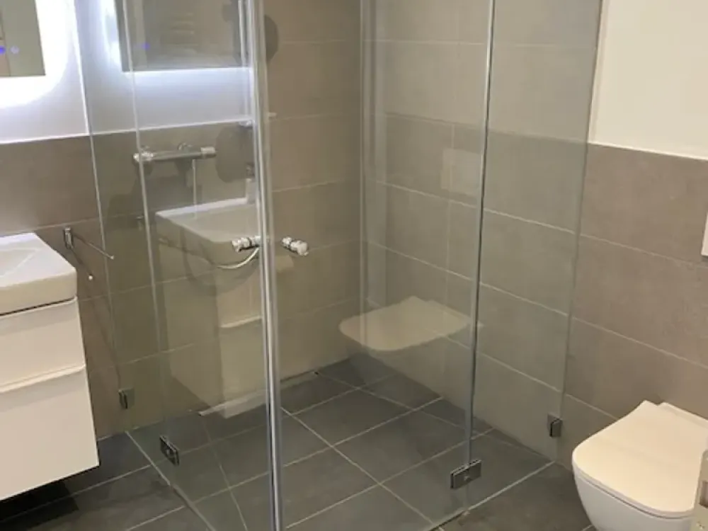 Exklusive und seniorengerechte 2 ½ -Zimmer-Whg mit Balkon und hochwertiger Einbauküche in SG Wald