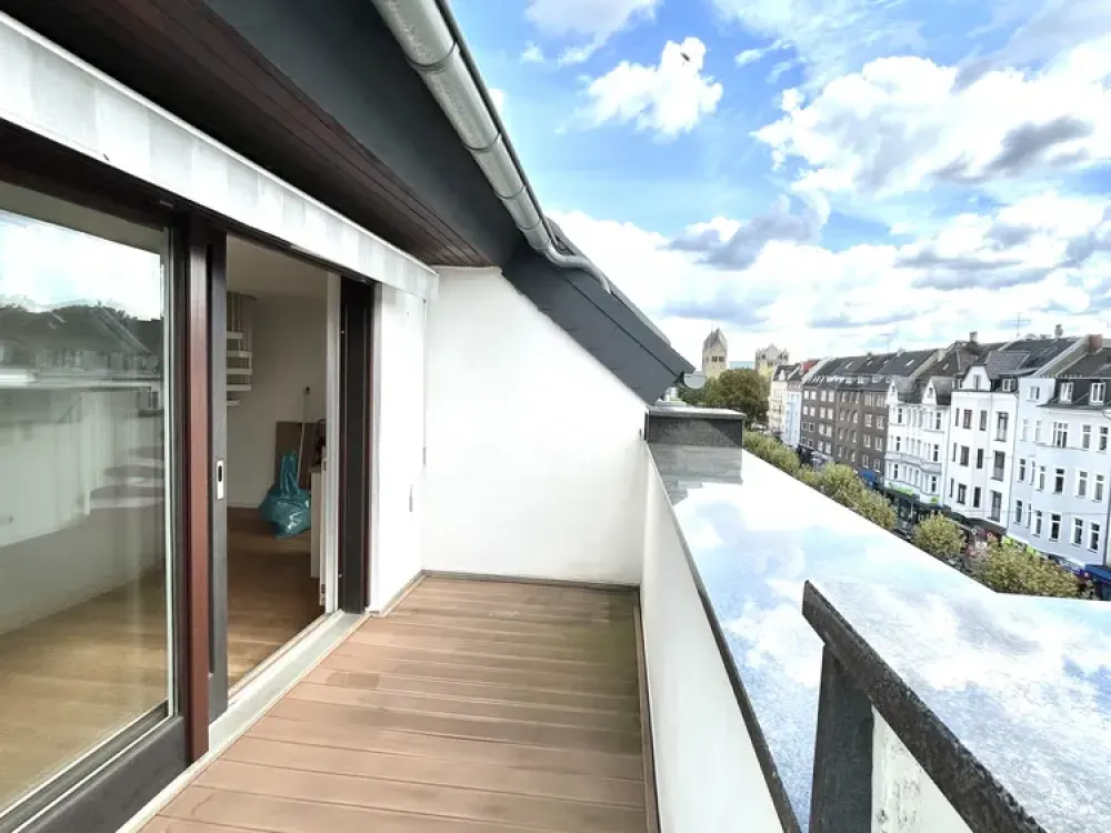 Historischer Altbau in Oberkassel: 3-Zimmer-Maisonette-Wohnung