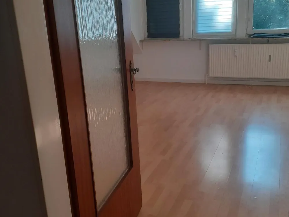 2 Zimmer mit v-Bad,PKW Stellplatz.ebkvhhh