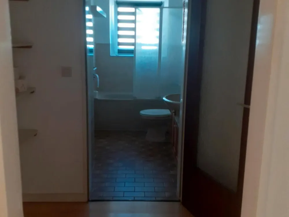 2 Zimmer mit v-Bad,PKW Stellplatz.ebkvhhh
