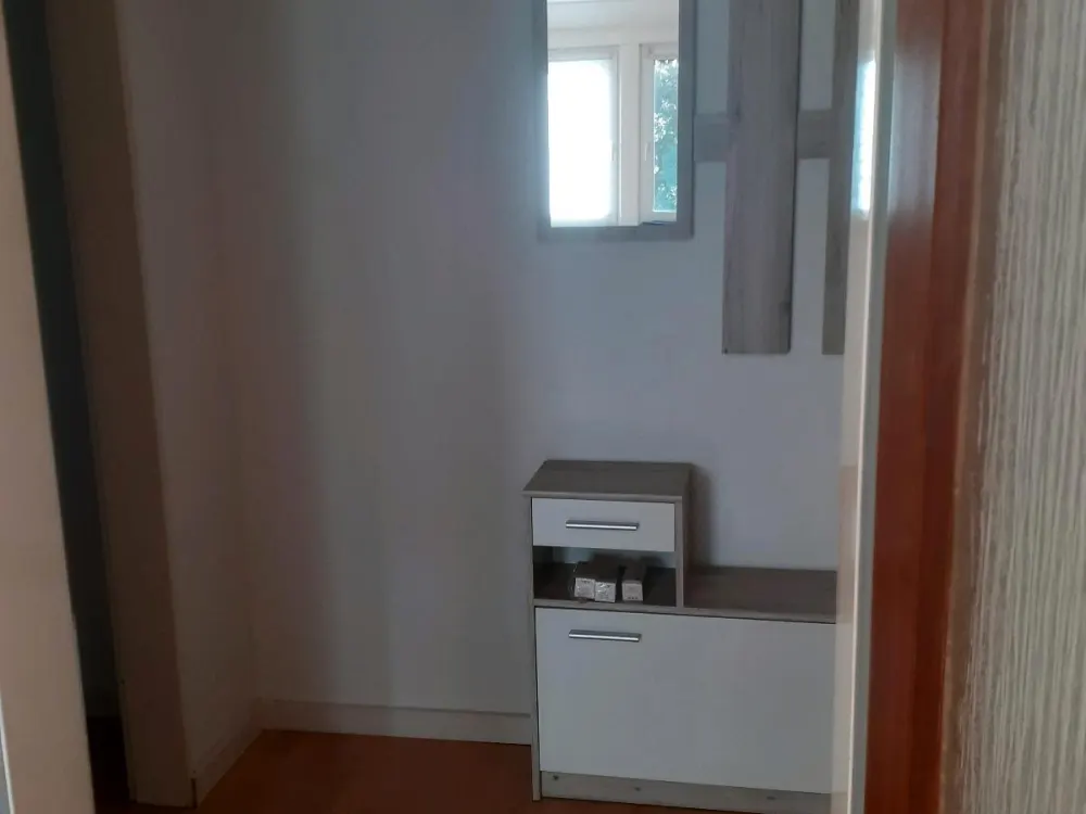 2 Zimmer mit v-Bad,PKW Stellplatz.ebkvhhh