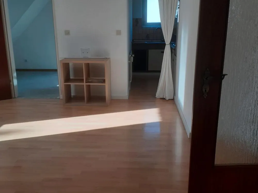 2 Zimmer mit v-Bad,PKW Stellplatz.ebkvhhh
