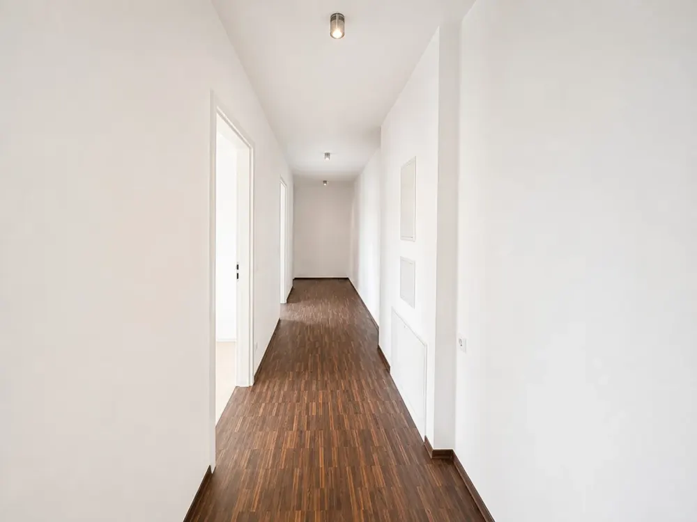 مفهوم المعيشة المفتوحة. شرفة واسعة. هندسة معمارية حديثة.