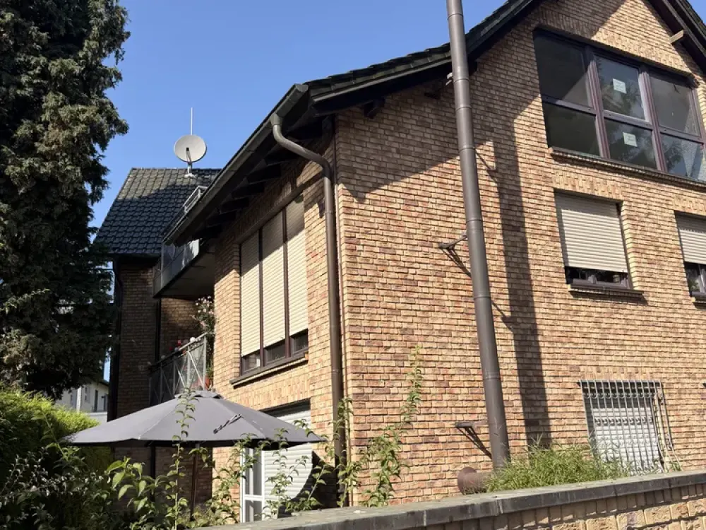 Modernized 4-Room Maisonette with Balcony, Fireplace and Two Bathrooms