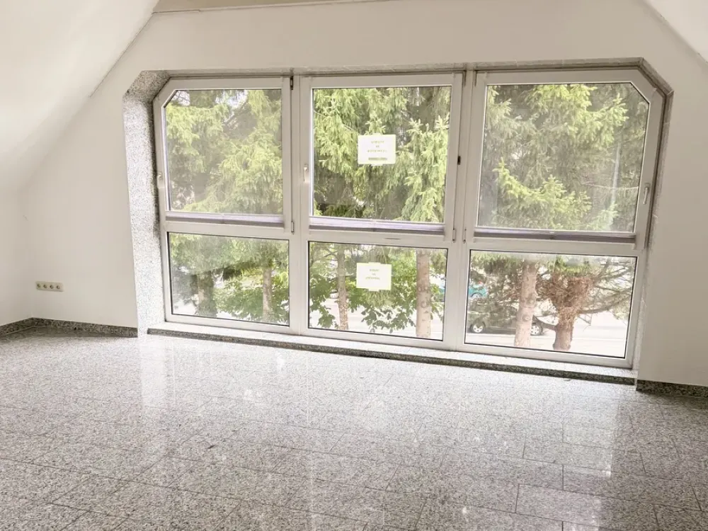 Modernized 4-Room Maisonette with Balcony, Fireplace and Two Bathrooms
