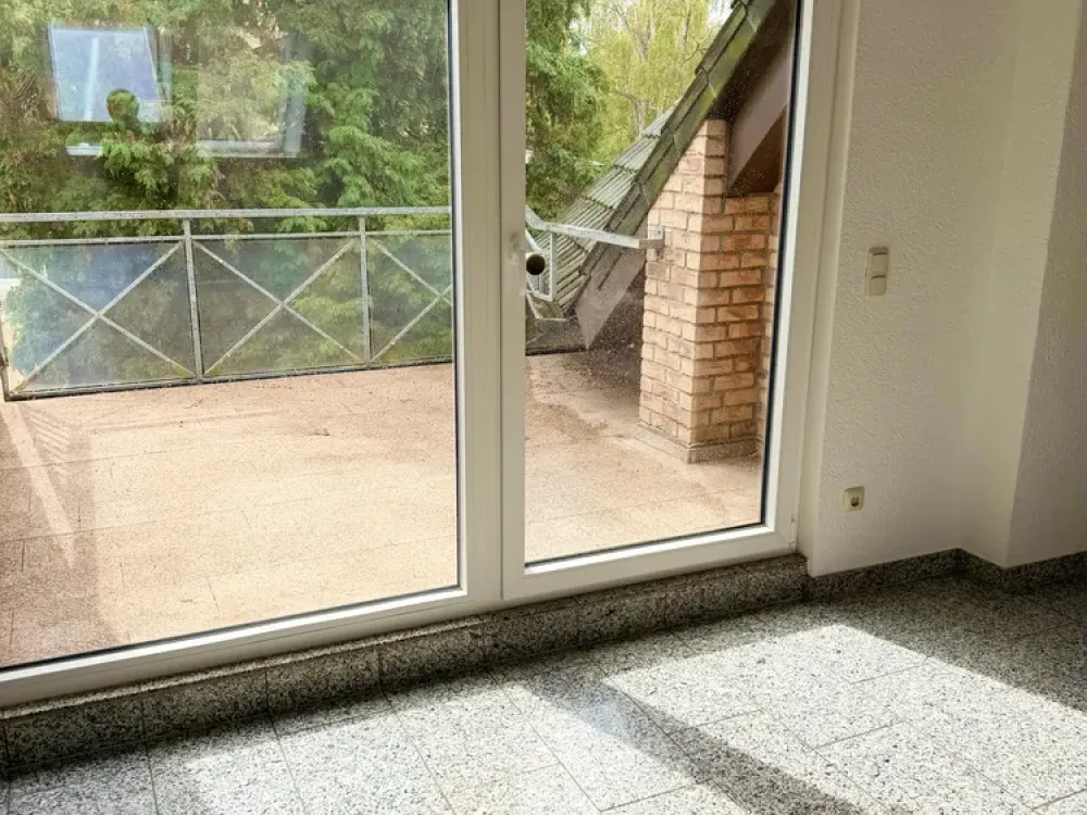 Modernized 4-Room Maisonette with Balcony, Fireplace and Two Bathrooms