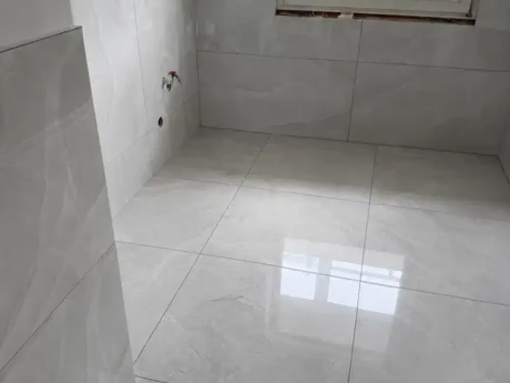 Exklusive kernsanierte 3 Zimmer Wohnung mit Balkon.