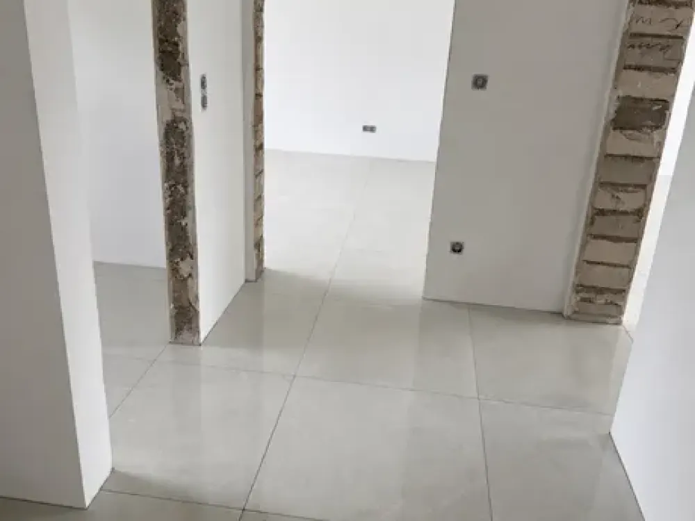 Exklusive kernsanierte 3 Zimmer Wohnung mit Balkon.