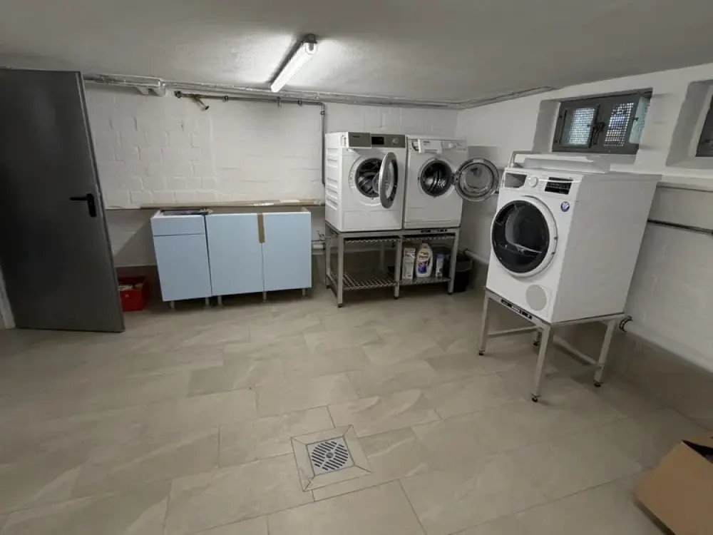 Exklusive kernsanierte 3 Zimmer Wohnung mit Balkon.