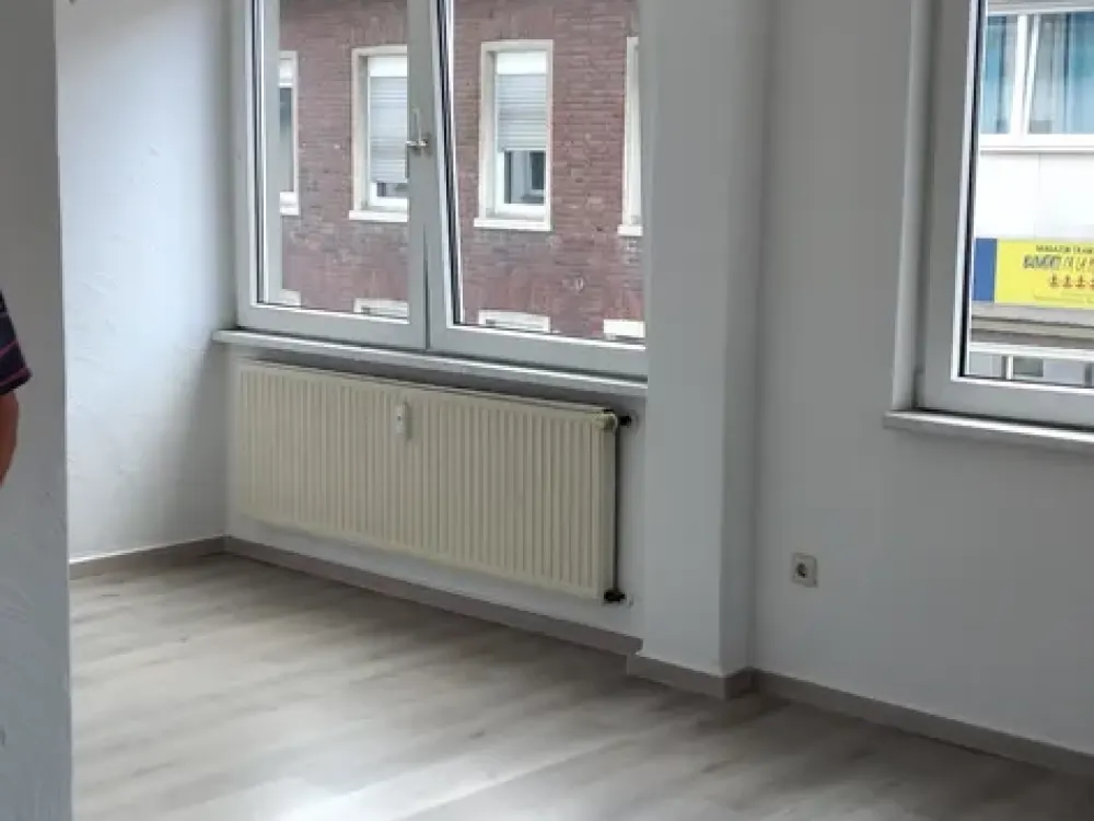 1.OG Schöne 2-Zimmer-Wohnung mit Balkon KR-Mitte