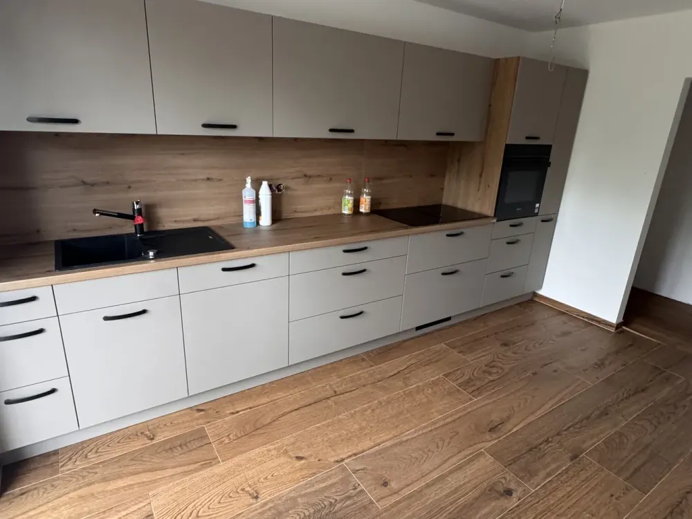 Kernsanierte 4-Zimmer-Wohnung mit Balkon, Einbauküche, Badmöblierung und vielen Extras