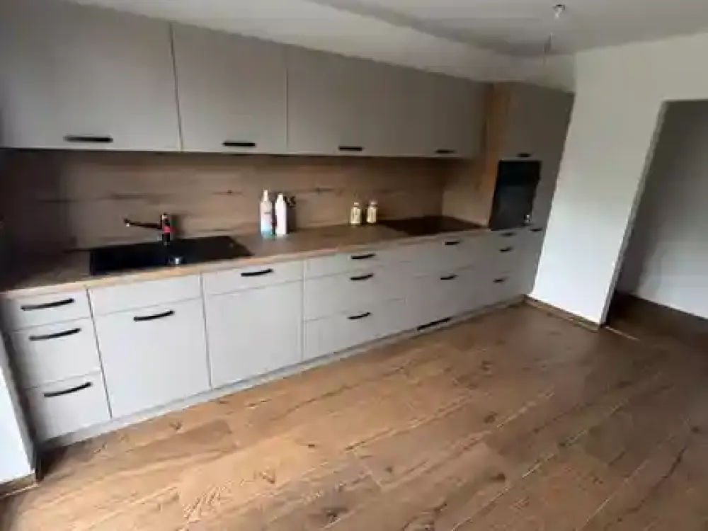 Kernsanierte 4-Zimmer-Wohnung mit Balkon, Einbauküche, Badmöblierung und vielen Extras